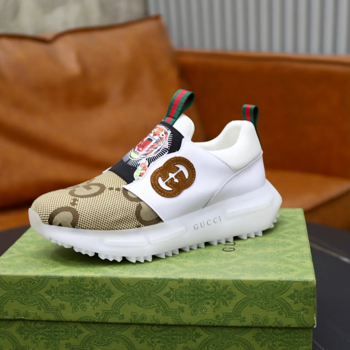 Ex-factory price: 462💰🙅‍♂️🙅‍♂️🙅‍♂️ Brand: GUCCI Standard code: 38-44 (45 customized) Grade: Same as the official website Material: Original cowhide material spliced with brand cloth Comfortable and breathable lining Lightweight and wear-resistant sports outsole Style category: Men's fashionable casual shoes Running sports shoes Distinguished luxury brand elements Top luxury color: actual picture color